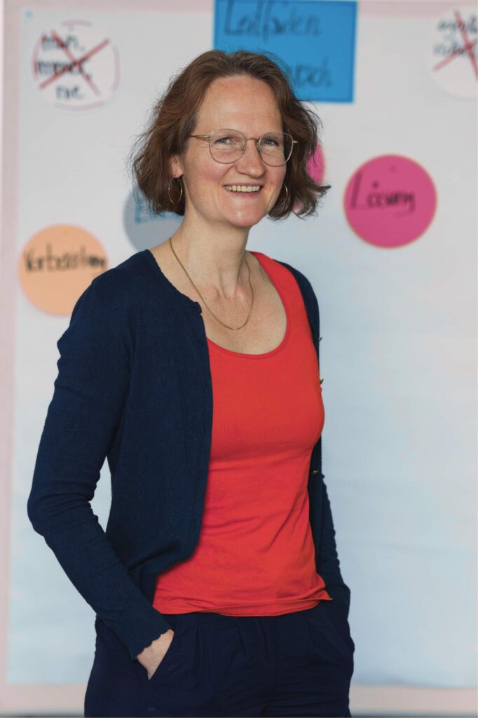 Kommunukationstrainerin Bettina Engelbrecht im Seminar vor einem Board